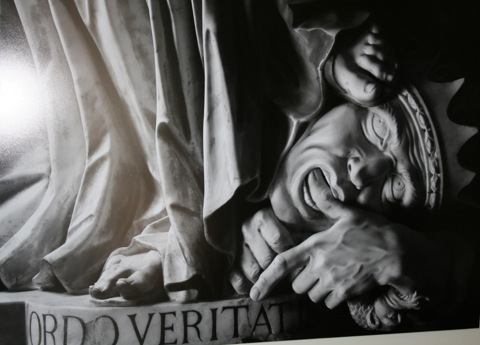 Una virtù, Giacomo Colombo — inspiration du vitrail Rouge